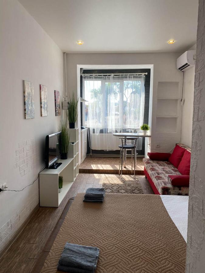 Appartement Well Located Studio - Yaroslavska Str. 21 à Kharkiv Extérieur photo