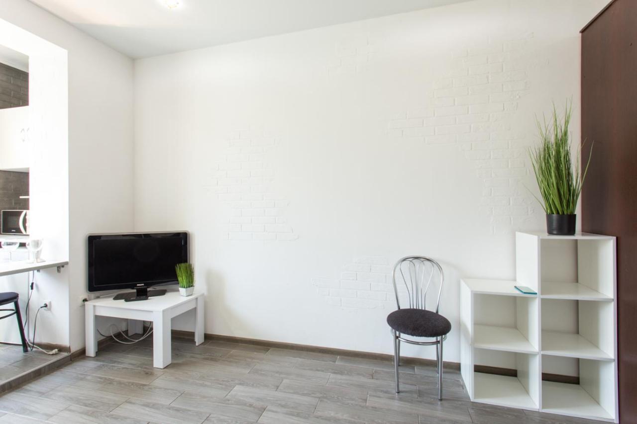 Appartement Well Located Studio - Yaroslavska Str. 21 à Kharkiv Extérieur photo