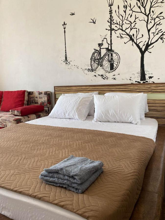 Appartement Well Located Studio - Yaroslavska Str. 21 à Kharkiv Extérieur photo