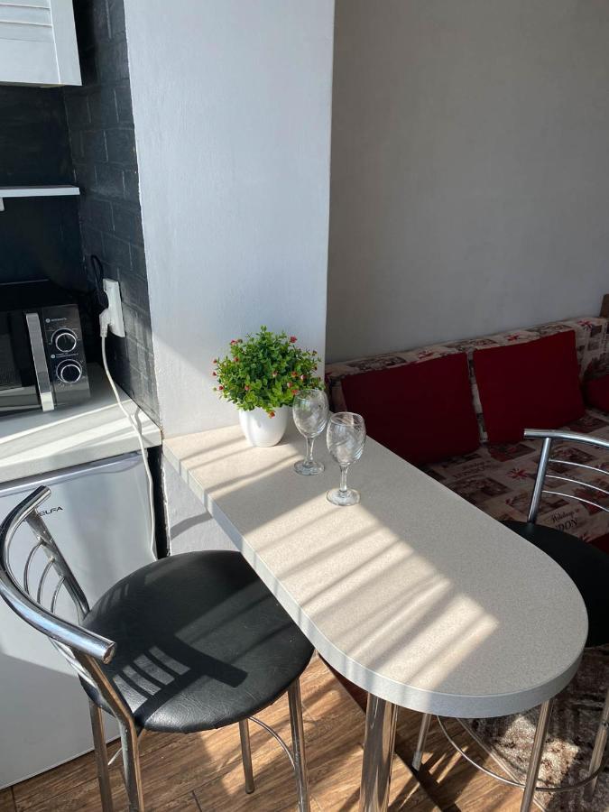 Appartement Well Located Studio - Yaroslavska Str. 21 à Kharkiv Extérieur photo